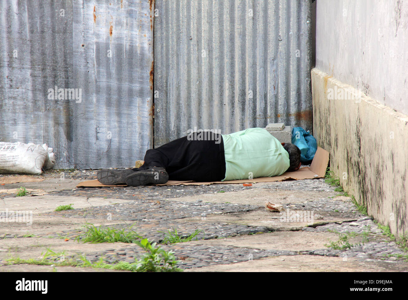 Obdachloser schläft in einem Park von Casco Antiguo von Panama City, Panama. Stockfoto