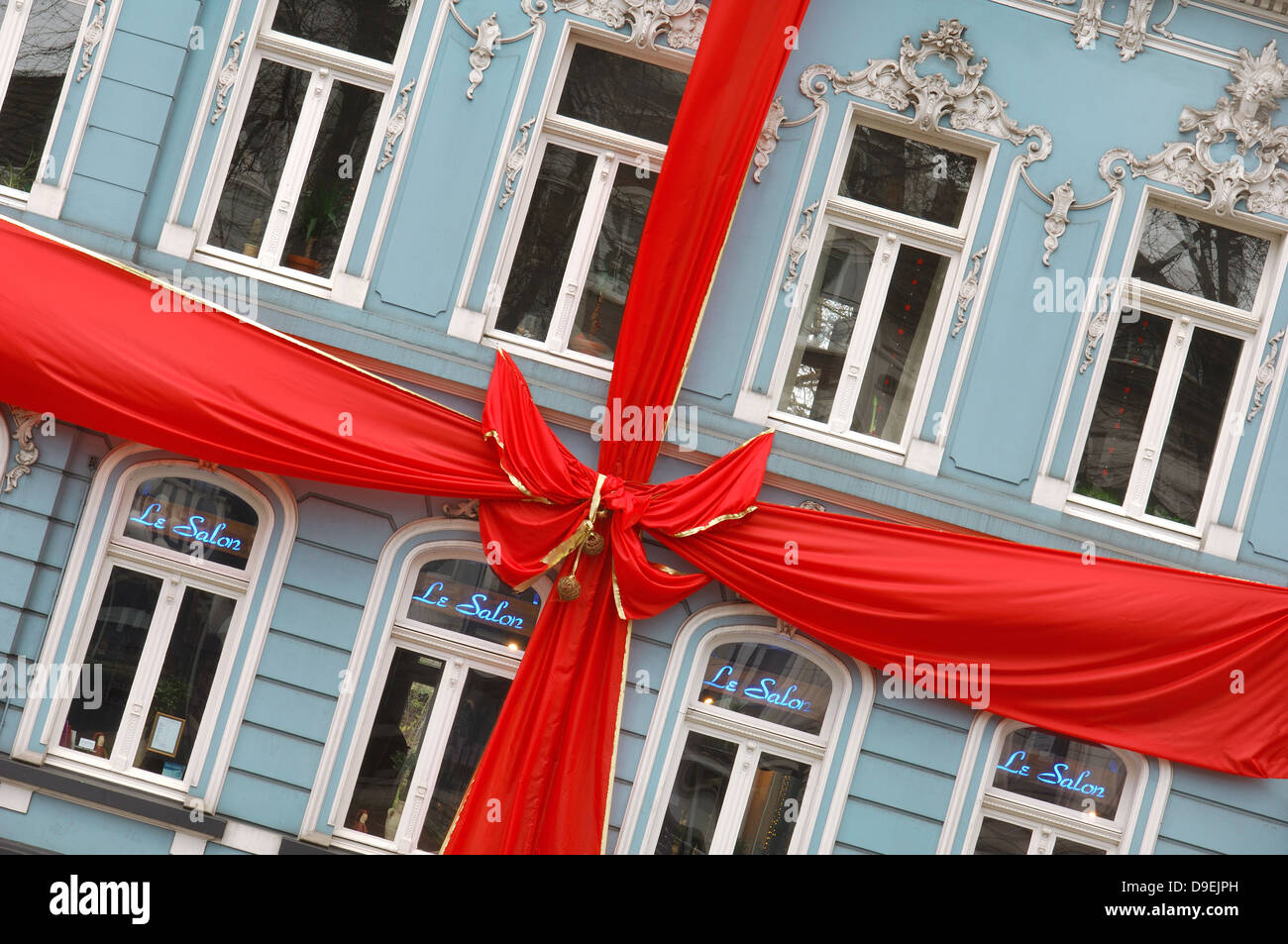 Als ein Geschenk historischen Stadthaus im Zentrum von der Rheinischen Stadt Krefeld, Deutschland dekoriert. Stockfoto