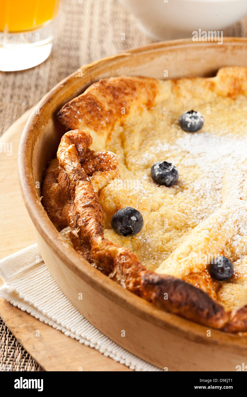 Hausgemachte Deutsche Pfannkuchen mit Heidelbeeren auf einem Hintergrund Stockfoto