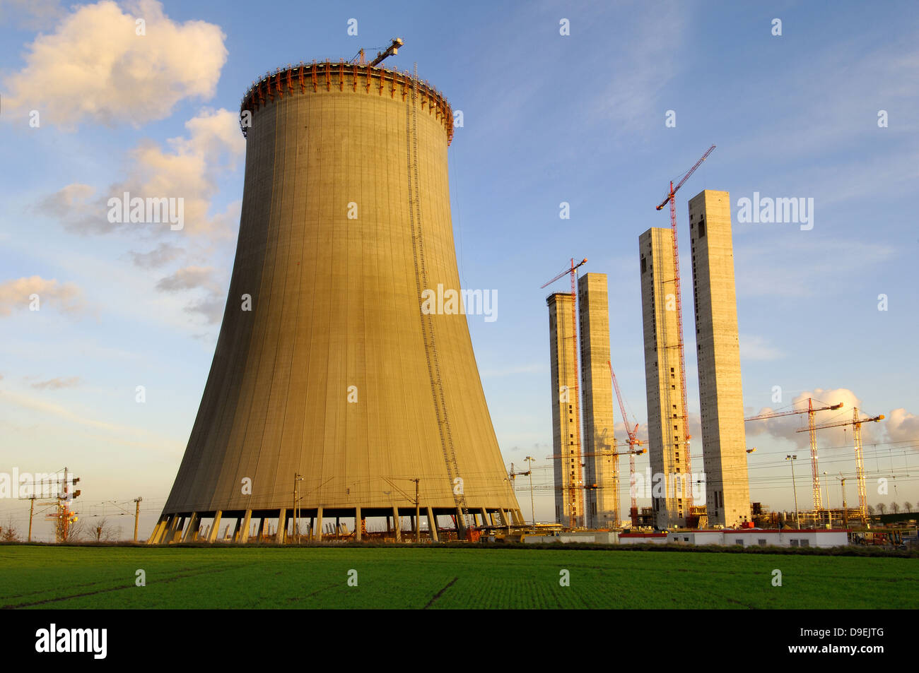 Neubau eines Braunkohle befeuerten Kraftwerks Kühlturm in die Braunkohle Abbau mit Grevenbroich-Neurath, noch Stockfoto