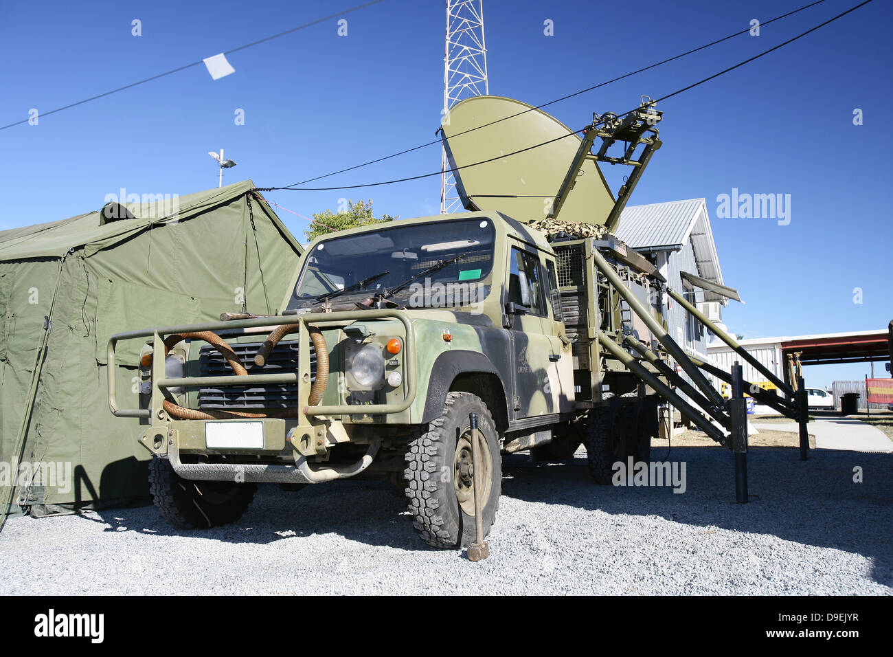 Eine australische Defense Force Terminal Satellitenassembly wird auf einem 6 x 6-Fahrzeug montiert. Stockfoto