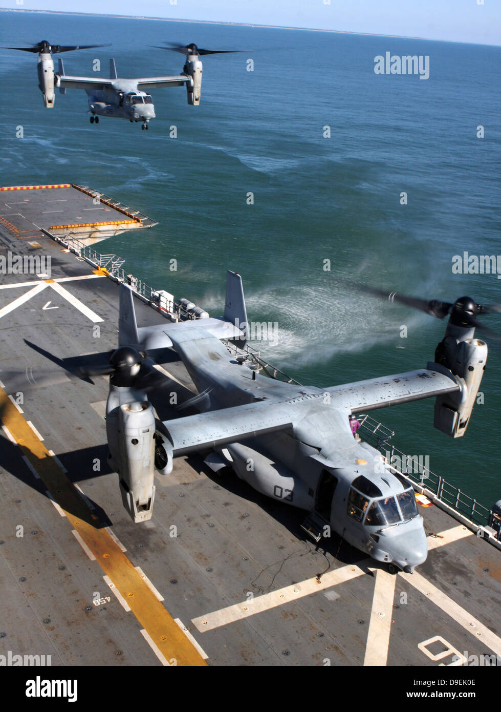 Zwei MV-22 Fischadler landen auf dem Flugdeck der USS Nassau. Stockfoto