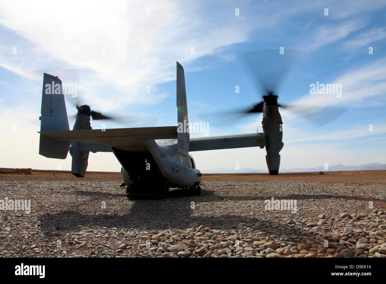 Ein MV-22 Osprey sitzt draußen eine vorgeschobene operative Basis in Afghanistan. Stockfoto