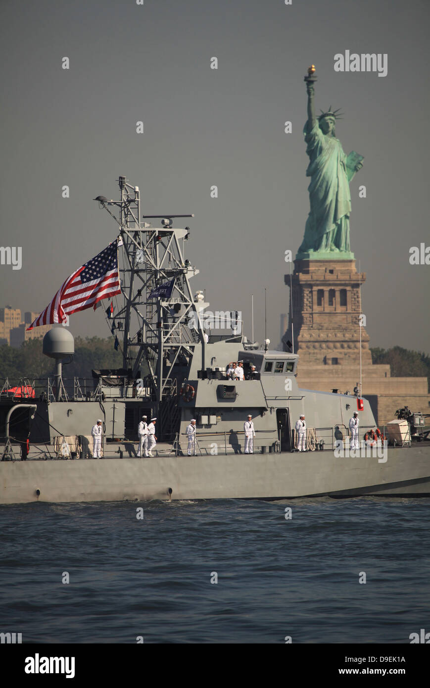 26. Mai 2010 - pass Flotte Woche Schiffe von der Statue of Liberty, markiert den Beginn der Fleet Week 2010 in New York. Stockfoto