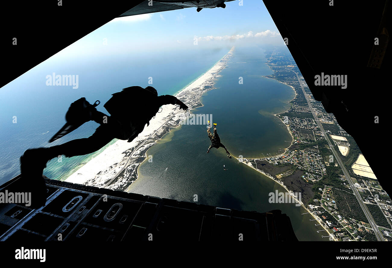27. September 2010 - springen US-Flieger aus einer c-130 Hercules-Flugzeuge in Fallschirm-Ausbildung bei Santa Rosa Ton, Florida. Stockfoto
