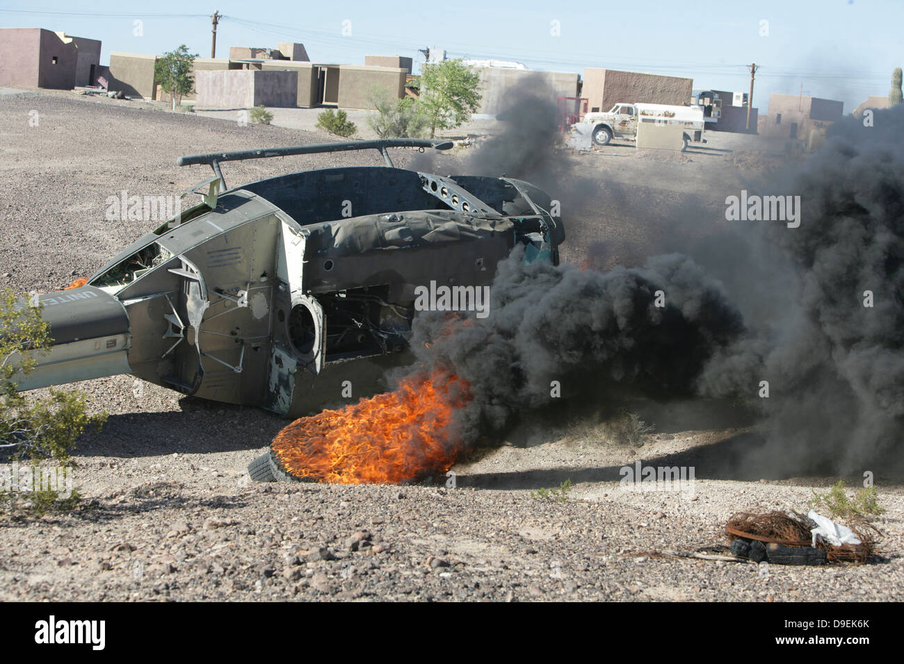 Schwarzer Rauch steigt in die Luft aus einer simulierten Wrack eines abgestürzten UH-1N Huey. Stockfoto