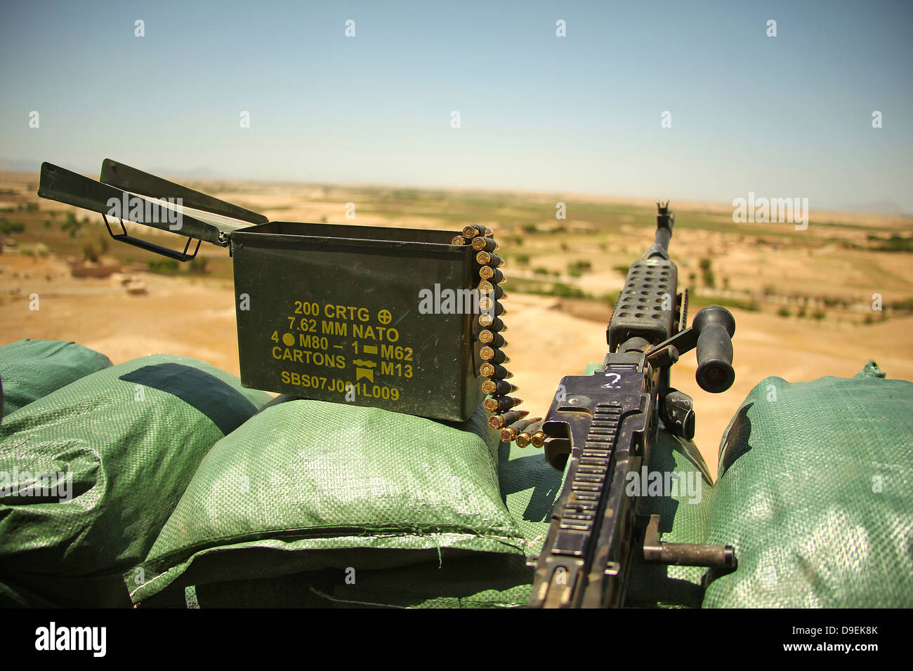 Eine mittlere Maschinengewehr M240B ist ein Beobachtungspunkt positioniert. Stockfoto
