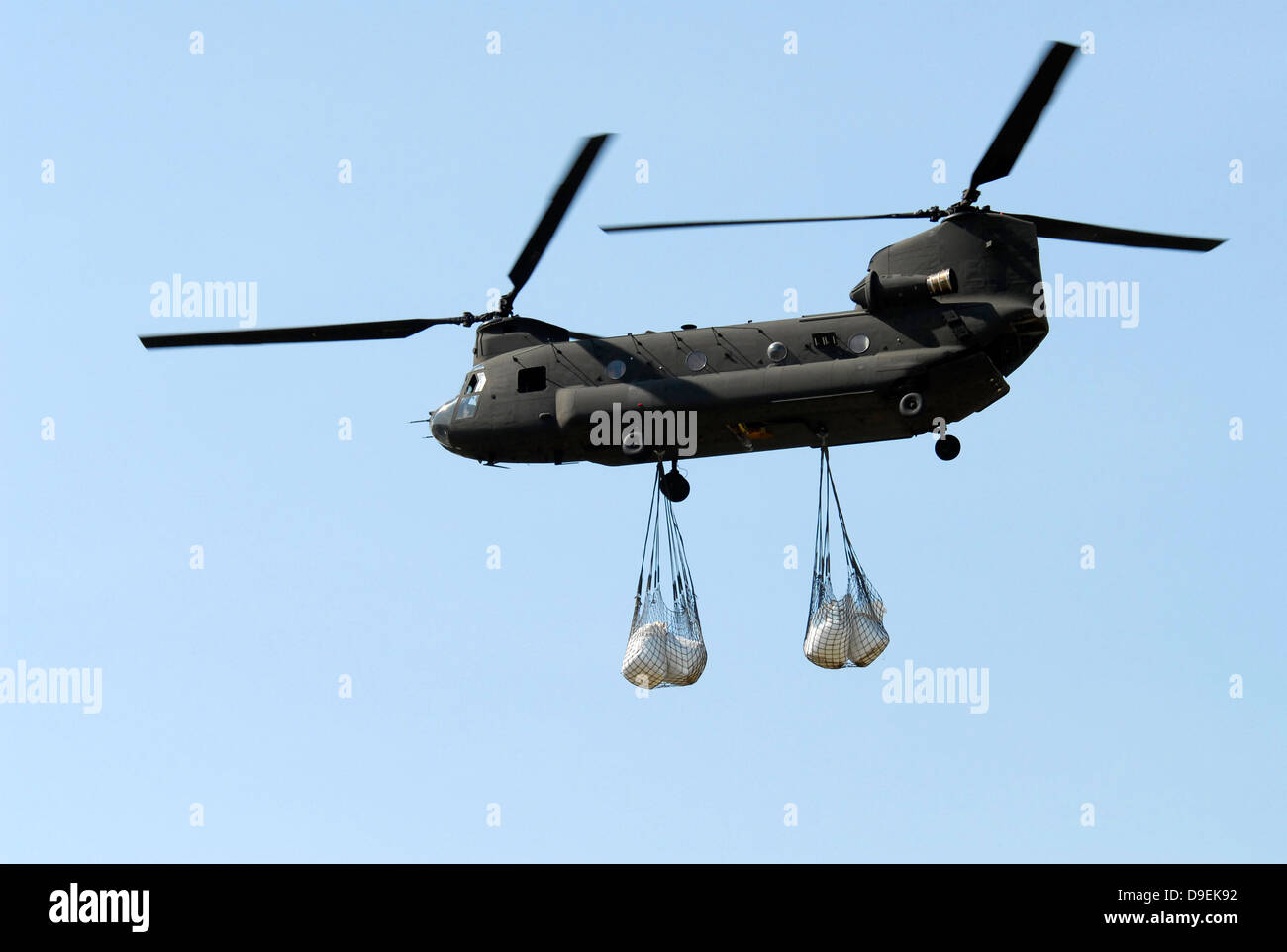 Ein CH-47 Chinook mit Sandsäcken. Stockfoto