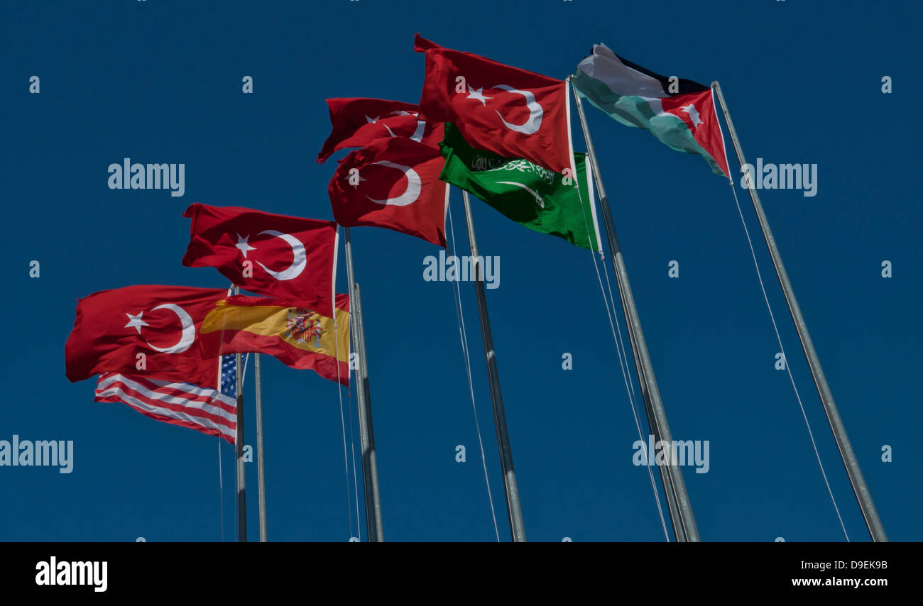 Die Flaggen der teilnehmenden Nationen in Anatolian Eagle 2011 werden in Konya, Türkei geflogen. Stockfoto