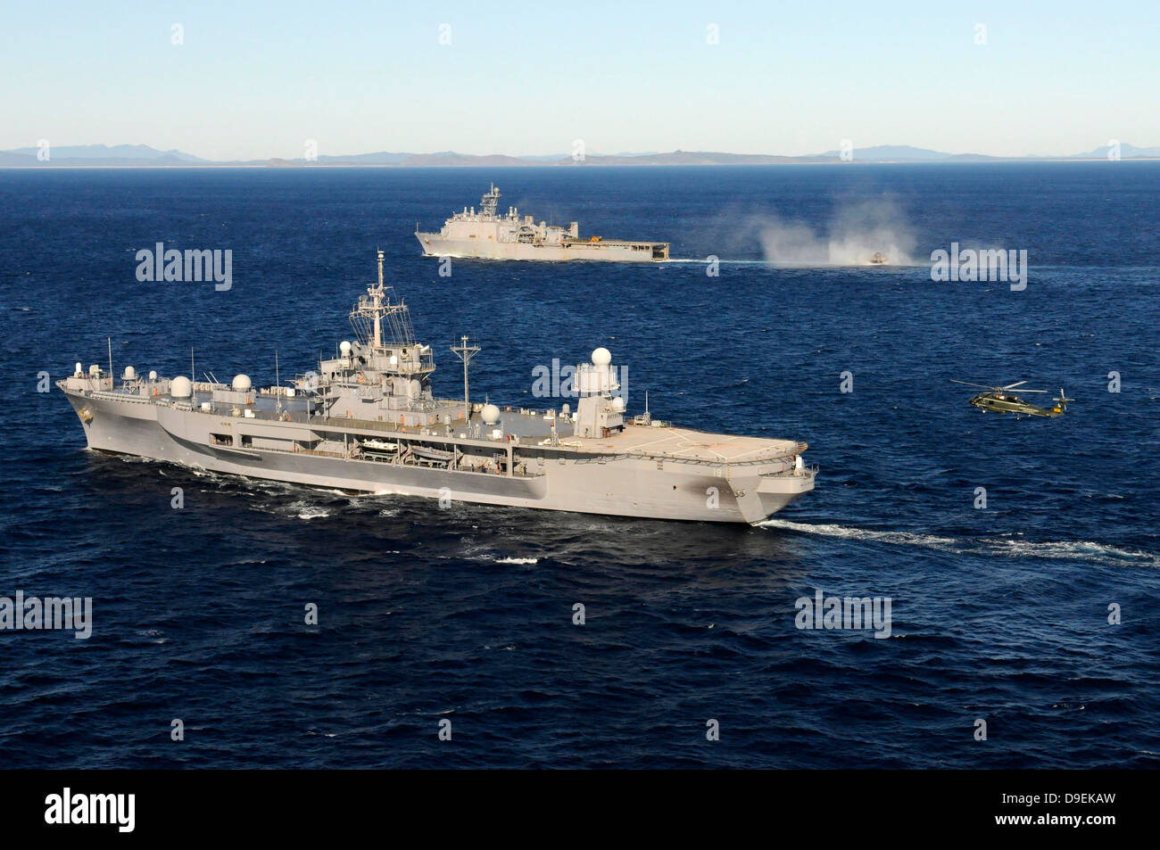 USS Blue Ridge führt Flugbetrieb in der Coral Sea mit USS Germantown unterwegs Stockfoto
