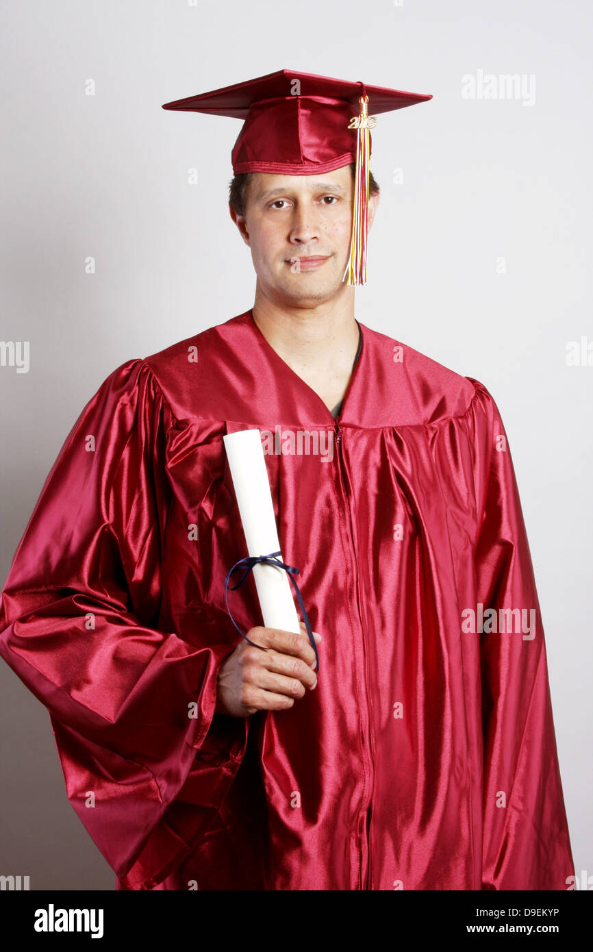 Diplom-2013 eine rote Mütze und Mantel mit Diplom Stockfoto