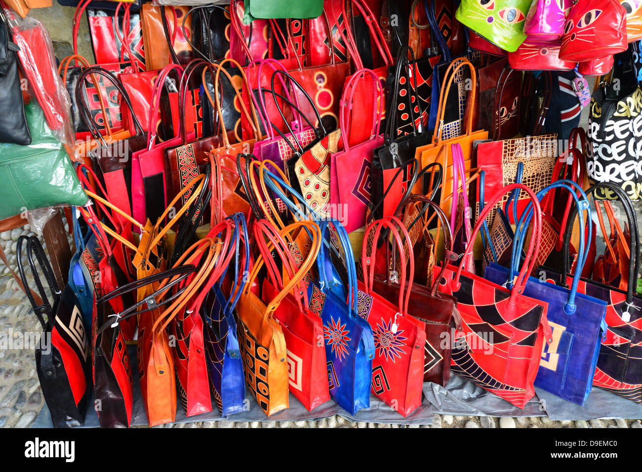 Lederhandtaschen auf dem Display vor Geschäft, Old Town, Rhodos Stadt, Rhodos (Rodos), die Dodekanes, Süd Ägäis, Griechenland Stockfoto