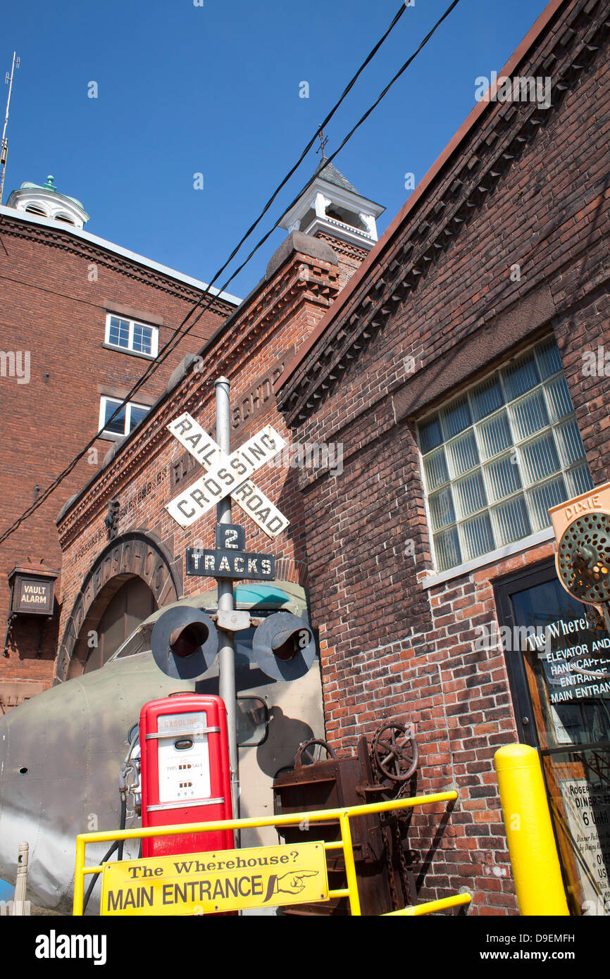 Eine eklektische Mischung aus Antiquitäten begrüßt Kunden The Wherehouse?, ein Bankett-Saal in Holyoke, Massachusetts. Stockfoto