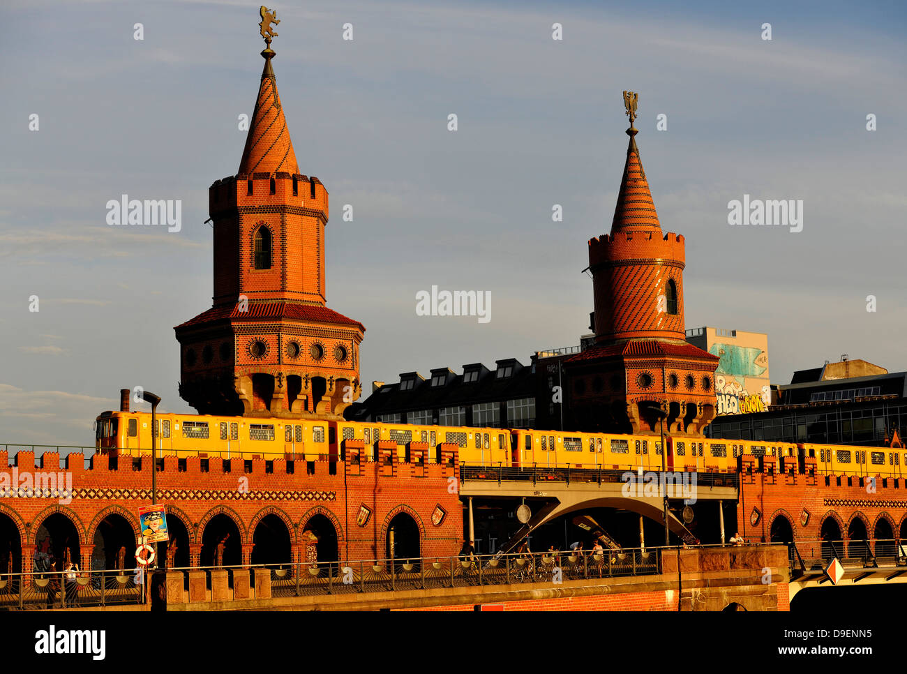 U-Bahn U1 am oberen Baum Brücke über die Spree in den Abend leichte Friedrichs Hain cross Mountain Berlin Deutschland Europa Stockfoto