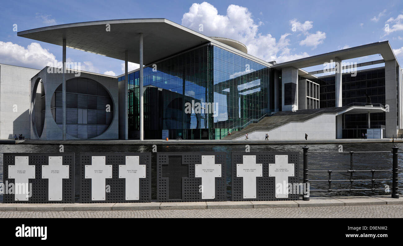 Denkmal zur Erinnerung an die Mauer Opfer Reichstag Spree Kurven verglichen mit Marie-Elisabeth-L Ufer kreuzt? Ders-Haus Spree Stockfoto