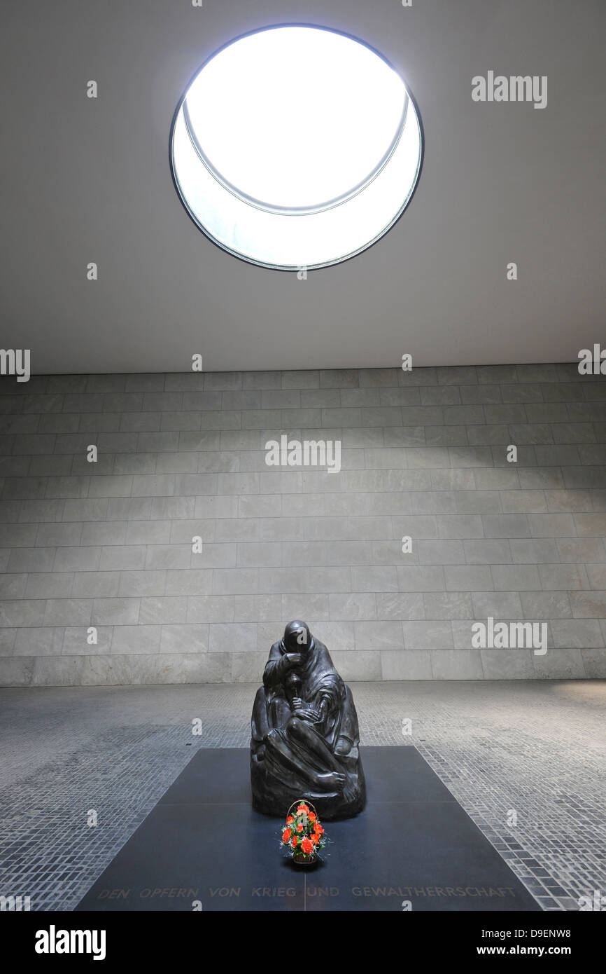 Gedenk-Skulptur Pieta von Kate Kollwitz in der Gedenkstätte neue Wache Schinkelbau von Karl Friedrich Schinkel unter den Kalk-t Stockfoto