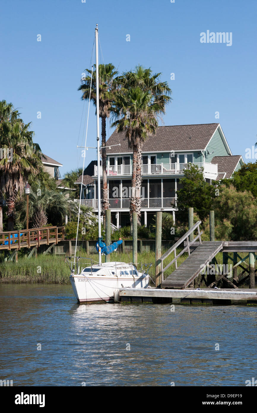 Schöne Häuser säumen den Intracoastal Waterway entlang der Isle of Palms, South Carolina, USA Stockfoto