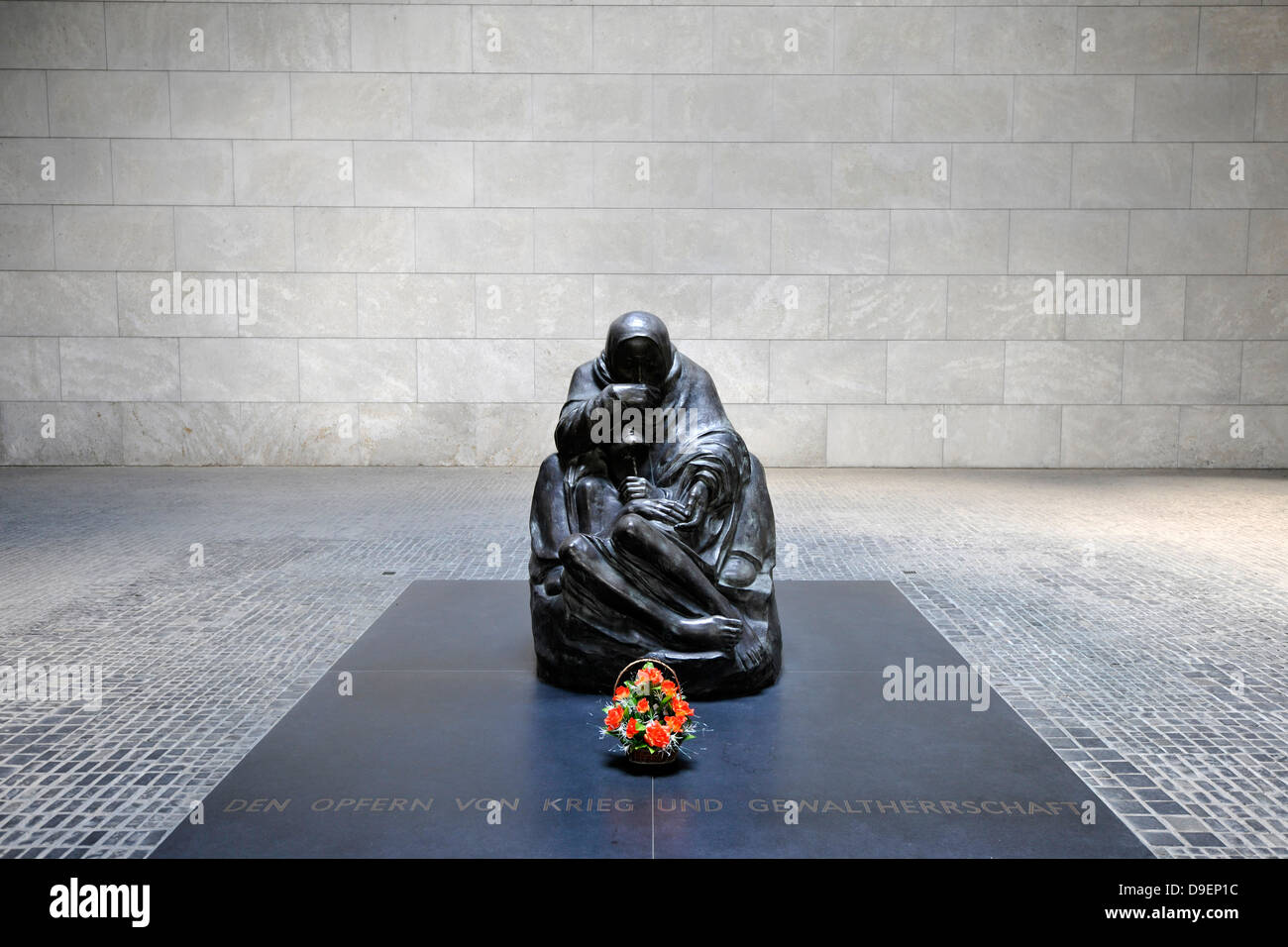 Gedenk-Skulptur Pieta von Kate Kollwitz in der Gedenkstätte neue Wache Schinkelbau von Karl Friedrich Schinkel unter den Kalk-t Stockfoto