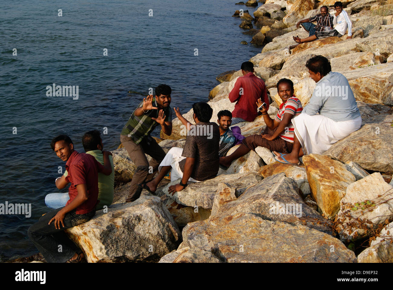 Freundschaft und Sightseeing in Kerala Backwaters von einer Gruppe von Jugendlichen und Mittelklasse-Männer Völkern Indien genießen Stockfoto