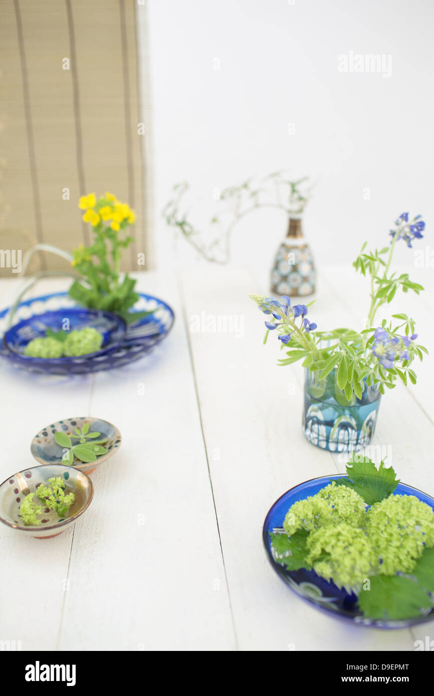 Blumen auf dem Tisch Stockfoto