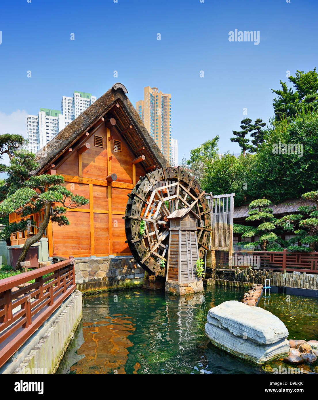 Wasserrad im Nanlian Garden in Diamond Hill District von Hong Kong, China. Stockfoto