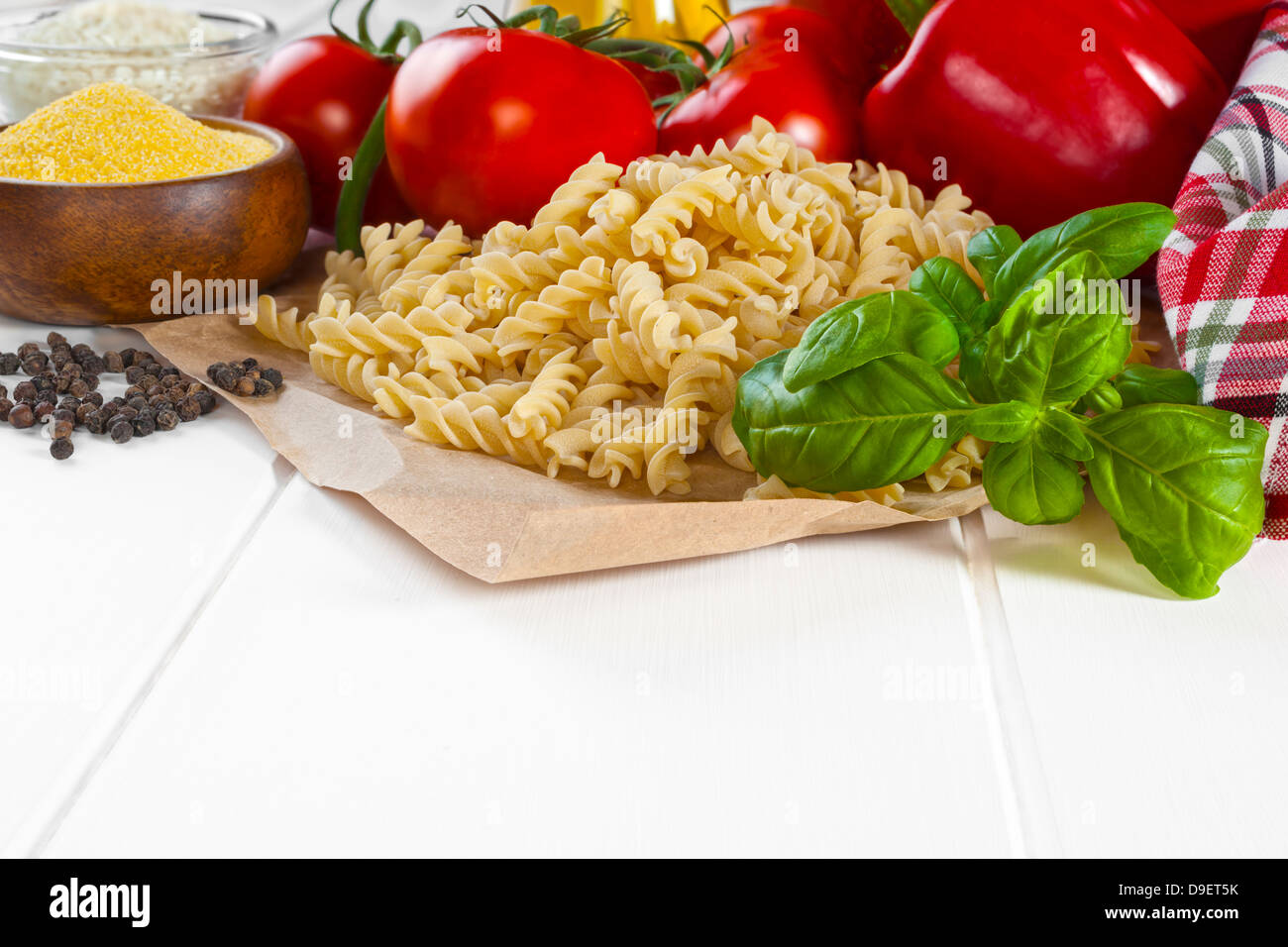 Italian Food Ingredients - Zutaten für italienische Küche, Basilikum, Bronze sterben Fusili Nudeln. rote Paprika, Tomaten, Olivenöl... Stockfoto