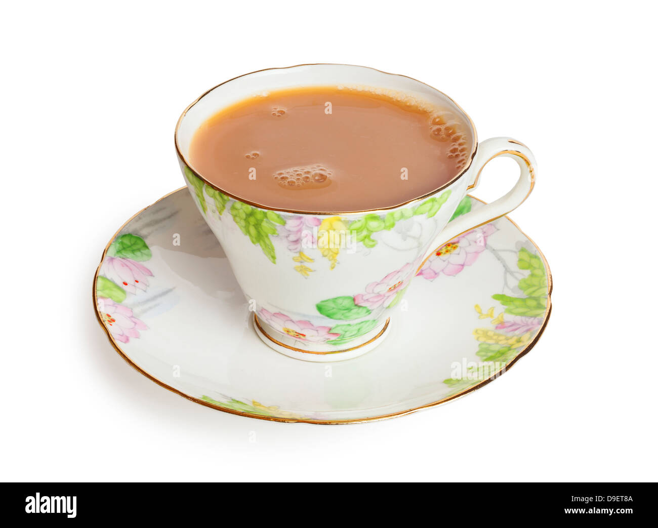 Tasse Tee mit Milch in einem hübschen Bone China Tasse frisch gegossen mit Luftblasen auf Oberfläche, von vorne nach hinten Fokus, isoliert auf... Stockfoto