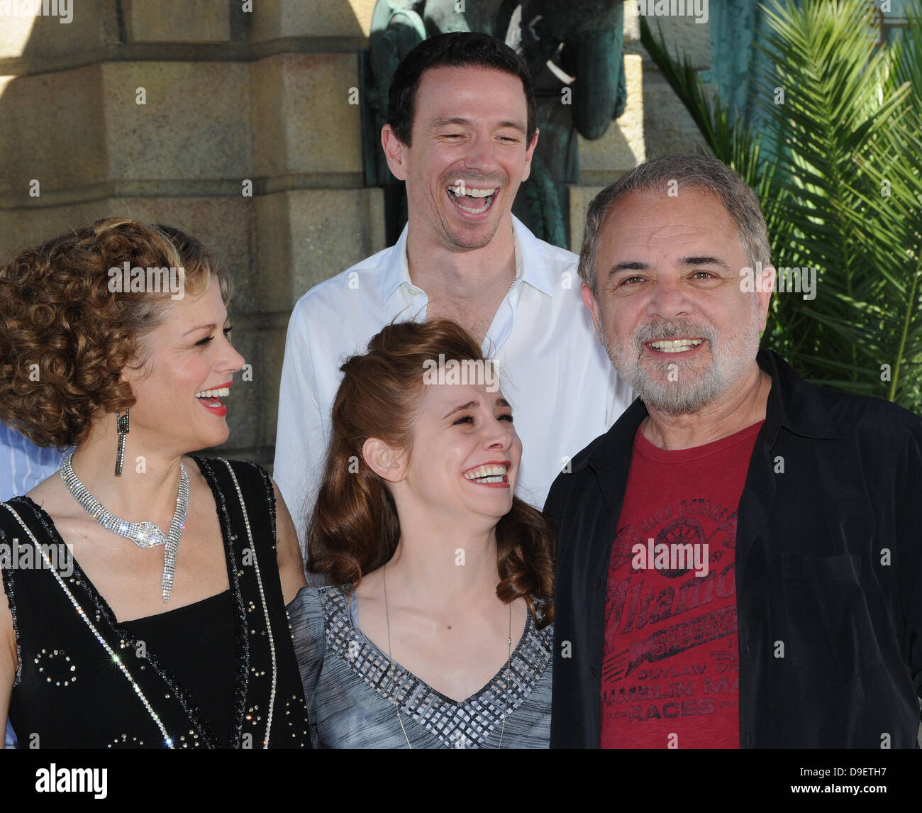 Schauspieler (l-R) Marie Bäumer sterben (als Hedda Adlon), Standardwerk Oliver Berben, Josefine Preuß (als Sonja Schadt) Und der Regisseur Uli Edel Stehen bin Mittwoch (01.08.2012) in Den Bavaria Studios in München (Oberbayern) Bei Dreharbeiten Zu Dem ZDF-Dreiteiler "Das Adlon: Ein Hotel. Zwei Familien. Drei unermüdliches. " Der Historienfilm, der Voraussichtlich Im Frühjahr 2012 Gesendet Werden Soll, wurde Die Schicksalshafte Verbindung Zweier Familien Über Vier Generationen. Foto: Ursula Düren Dpa/lby Stockfoto