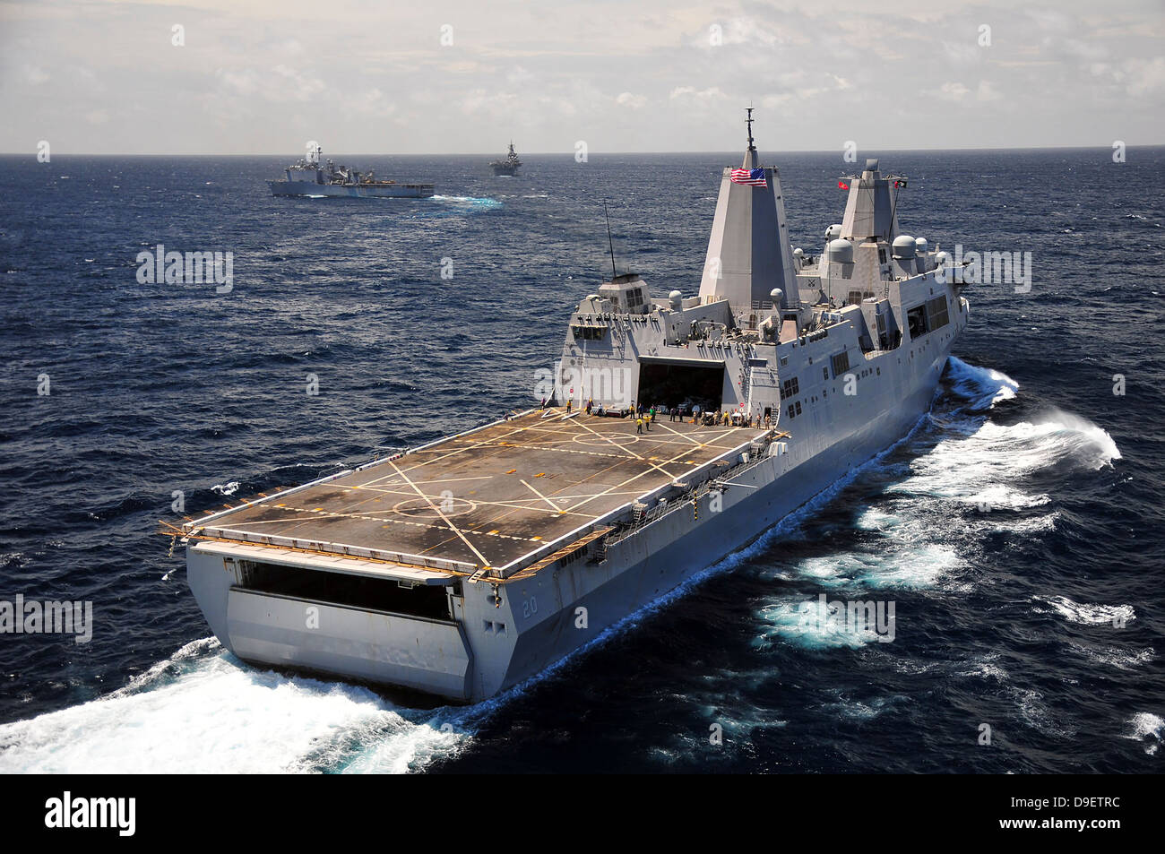 Rückansicht der USS Green Bay mit einem Konvoi von Schiffen in den Indischen Ozean. Stockfoto