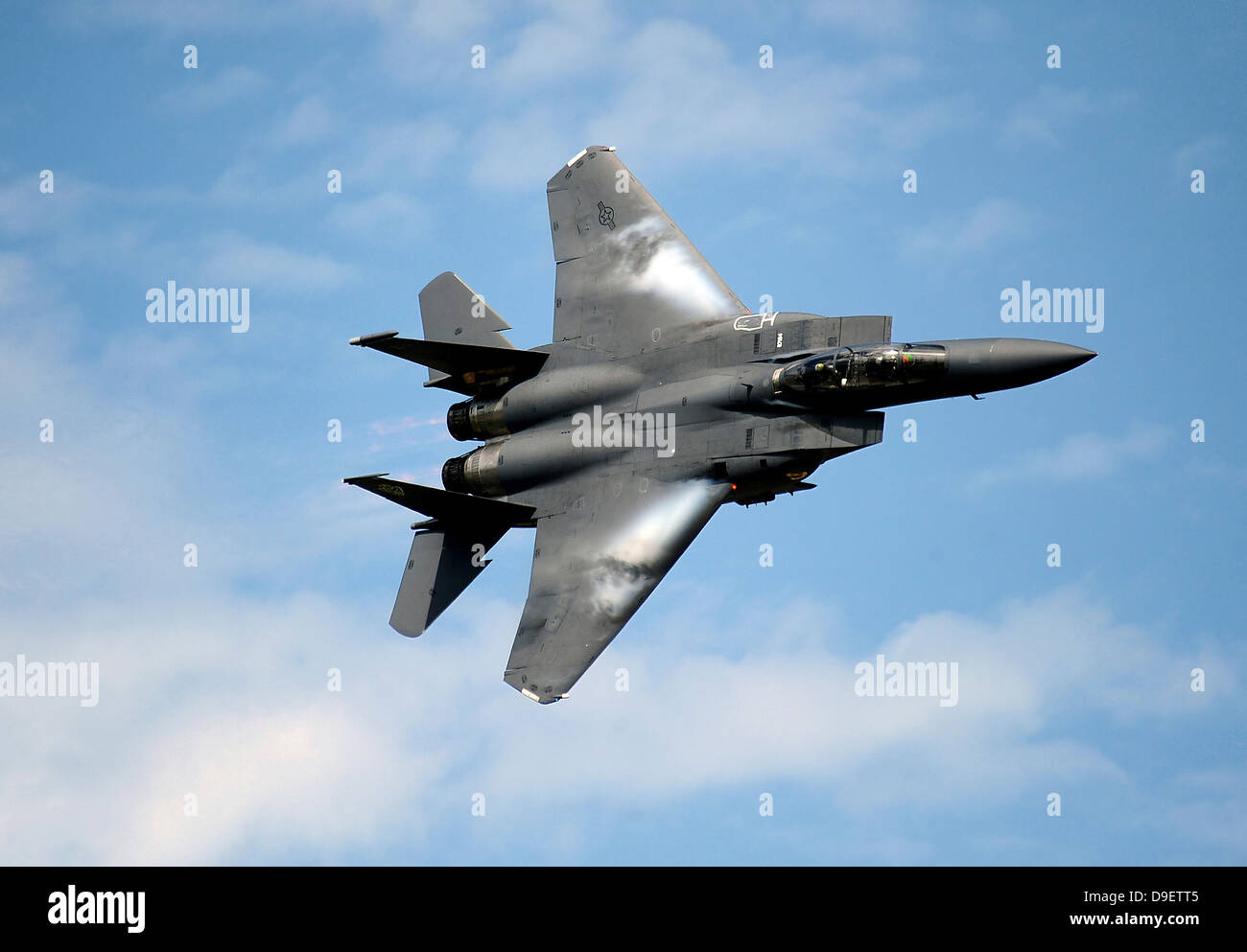 Eine F-15E Strike Eagle fliegt durch den Himmel. Stockfoto