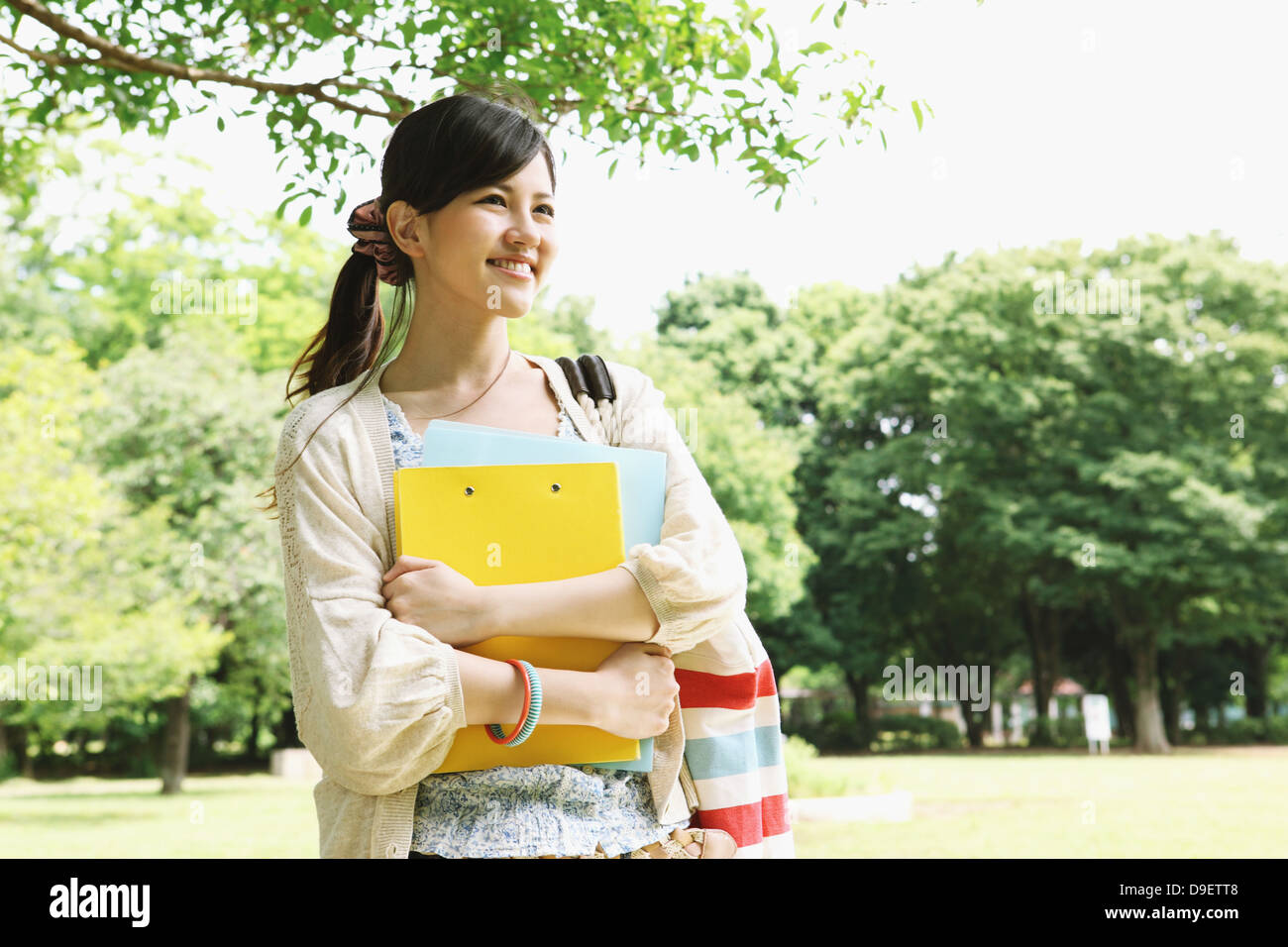 Weibliche College-Student in einem Park entfernt lächelnd Stockfoto