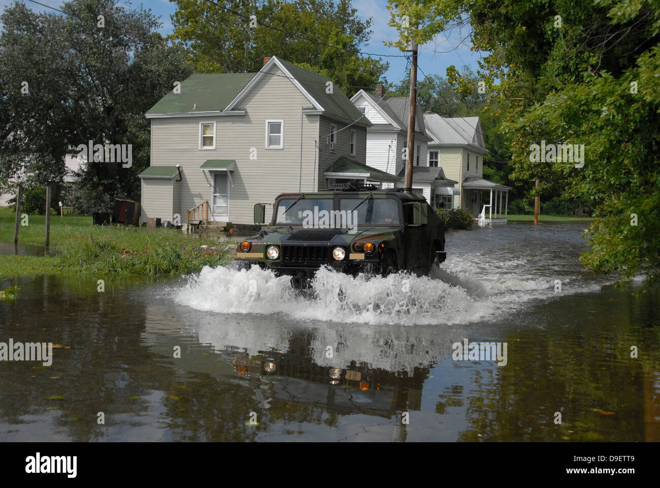 Ein Humvee fährt durch das Hochwasser in Salisbury, Maryland. Stockfoto