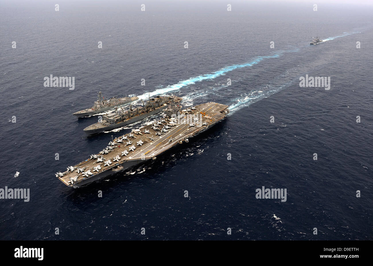 Ein im Gange Nachschub mit Schiffen von John C. Stennis Carrier Strike Group Stockfoto