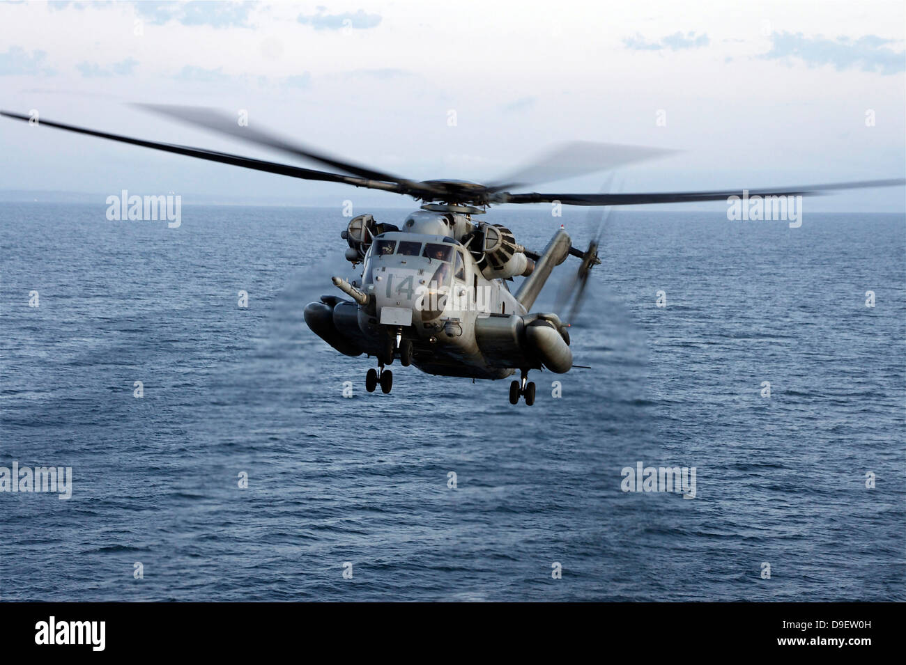Eine MH-53E Sea Dragon im Flug über dem Pazifischen Ozean. Stockfoto