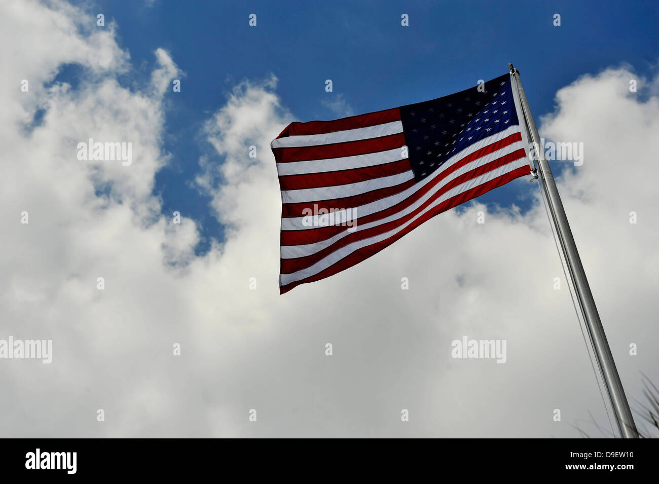 Die amerikanische Flagge weht im Wind gegen ein bewölkter Himmel. Stockfoto