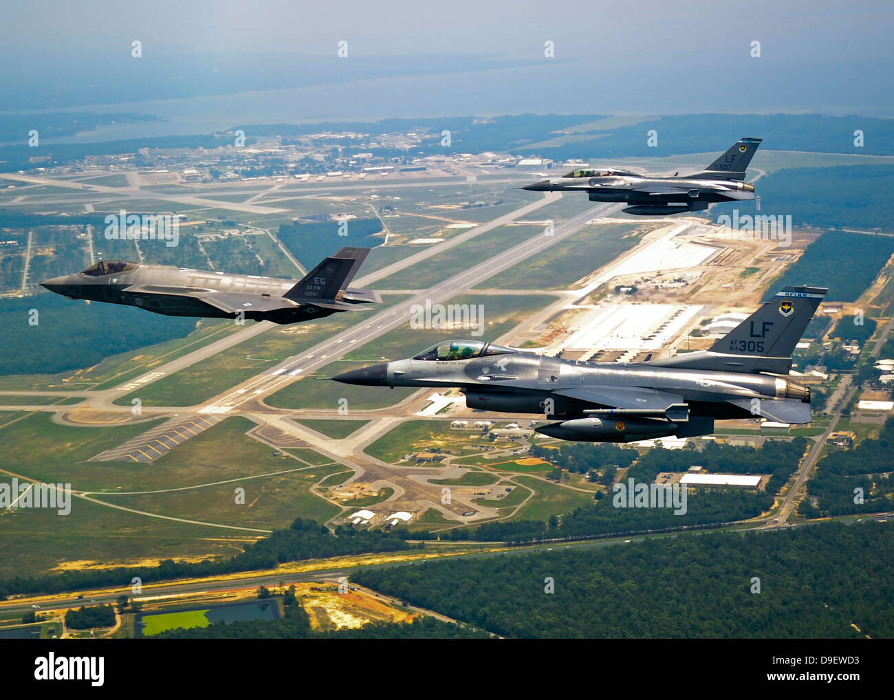 F-35 Lightning II-Flugzeuge im Flug mit zwei f-16 Fighting Falcons über Florida. Stockfoto