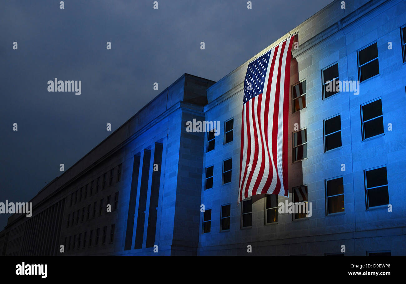 Ein Denkmal-Flag wird auf das Pentagon beleuchtet. Stockfoto