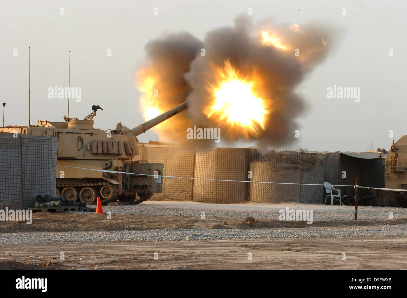 Soldaten feuern die Haubitzen auf ihre M109A6 Paladine. Stockfoto