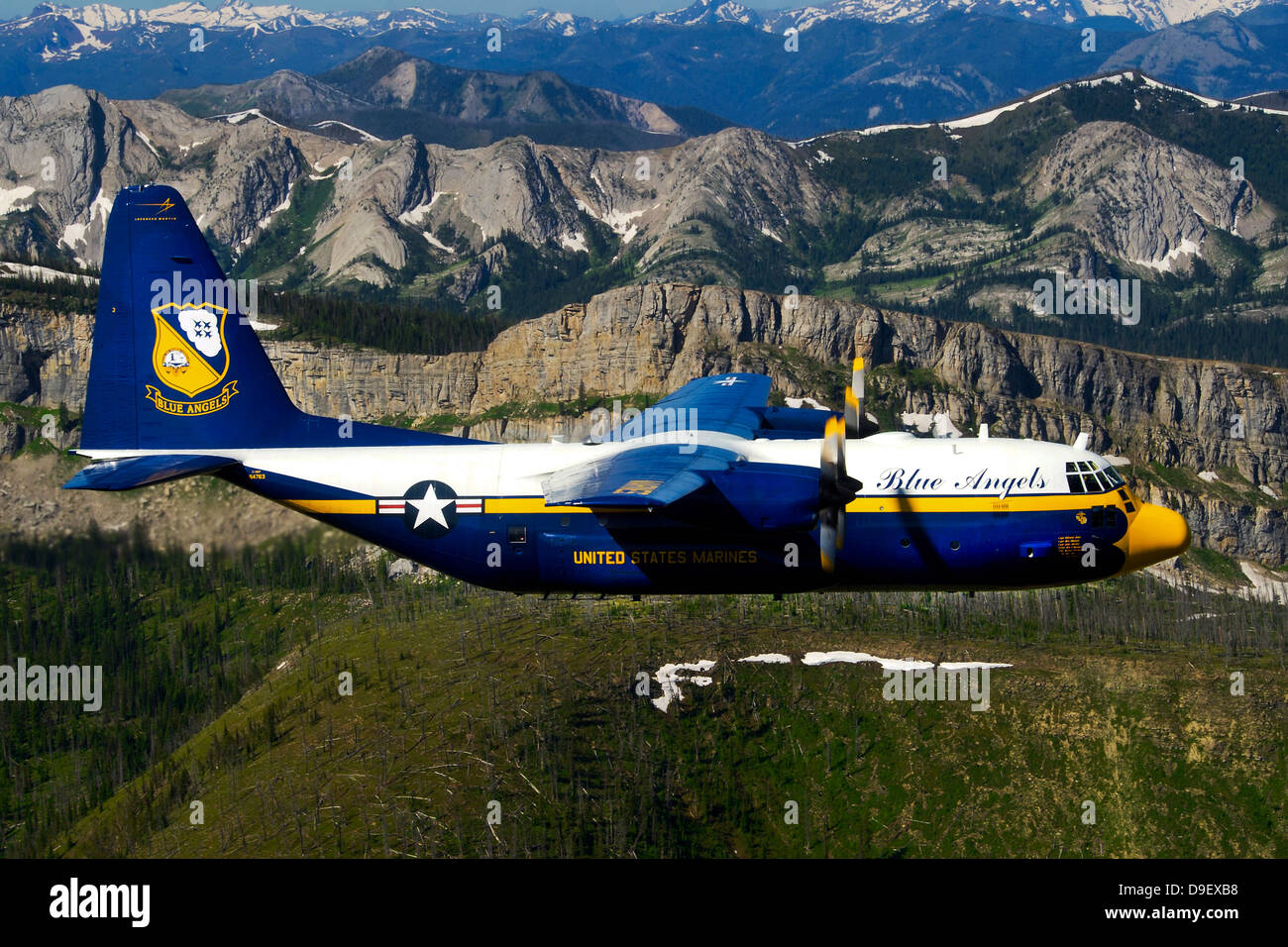Eine c-130 Hercules Fat Albert Flugzeug fliegt über die chinesische Mauer-Rock-Formation in Montana. Stockfoto