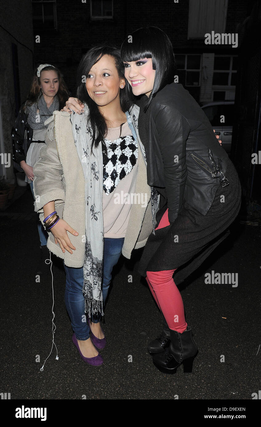 Jessica Cornish aka Jessie J in einem Tonstudio in London ankommen. Gab es eine Reihe von Fans, die es für Stunden, um einen Blick auf die Sterne erhaschen gewartet hatten, und Jessie zurückgezahlt sie posieren für Bilder und sogar bringt einen Korb voller Schokolade für sie und die Fotografen London, England - 22.02.11 Stockfoto