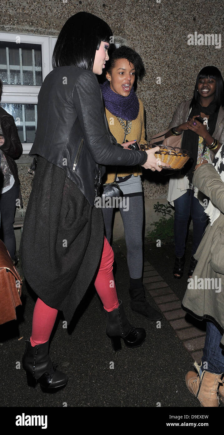 Jessica Cornish aka Jessie J in einem Tonstudio in London ankommen. Gab es eine Reihe von Fans, die es für Stunden, um einen Blick auf die Sterne erhaschen gewartet hatten, und Jessie zurückgezahlt sie posieren für Bilder und sogar bringt einen Korb voller Schokolade für sie und die Fotografen London, England - 22.02.11 Stockfoto