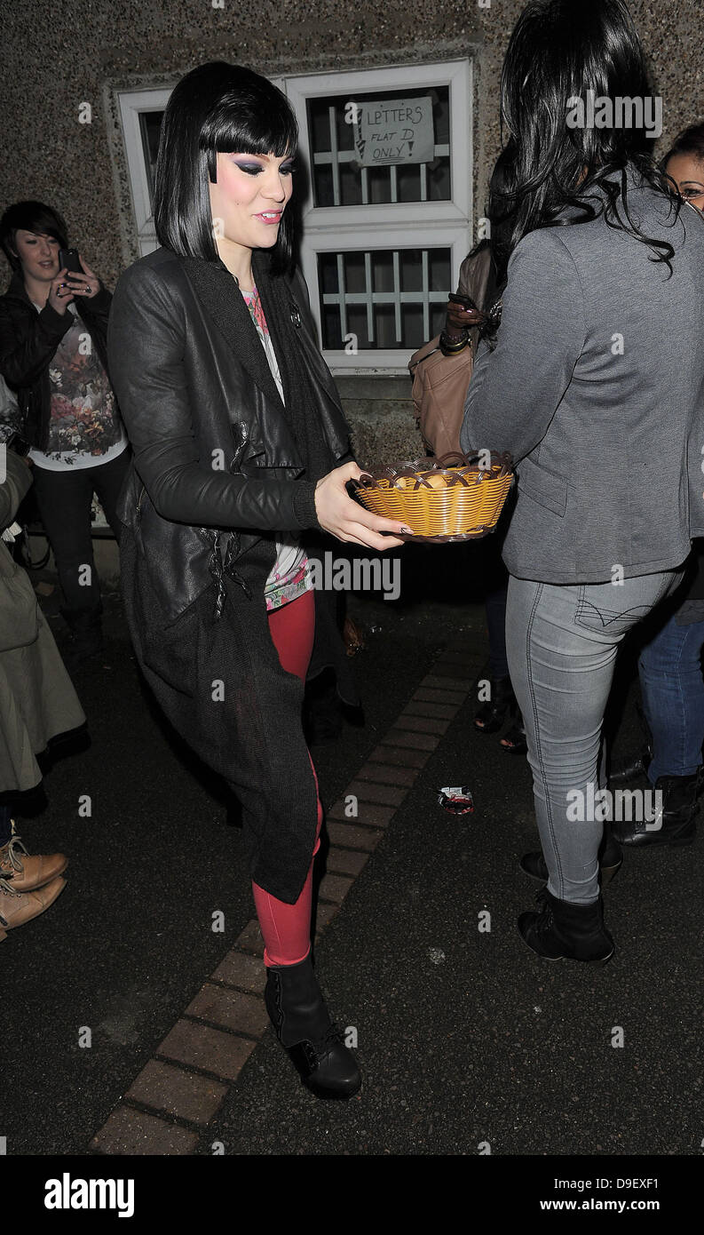 Jessica Cornish aka Jessie J in einem Tonstudio in London ankommen. Gab es eine Reihe von Fans, die es für Stunden, um einen Blick auf die Sterne erhaschen gewartet hatten, und Jessie zurückgezahlt sie posieren für Bilder und sogar bringt einen Korb voller Schokolade für sie und die Fotografen London, England - 22.02.11 Stockfoto