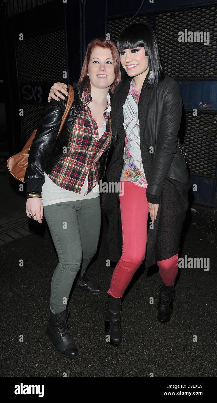 Jessica Cornish aka Jessie J in einem Tonstudio in London ankommen. Gab es eine Reihe von Fans, die es für Stunden, um einen Blick auf die Sterne erhaschen gewartet hatten, und Jessie zurückgezahlt sie posieren für Bilder und sogar bringt einen Korb voller Schokolade für sie und die Fotografen London, England - 22.02.11 Stockfoto