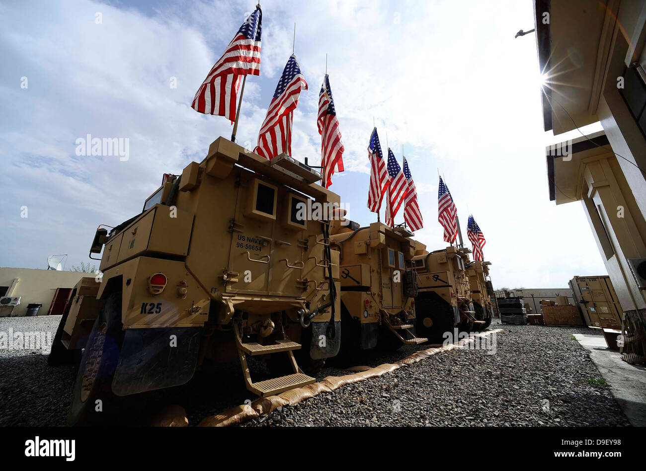 Amerikanische Flaggen werden auf taktische Fahrzeuge im Gedenken an 9/11 angezeigt. Stockfoto