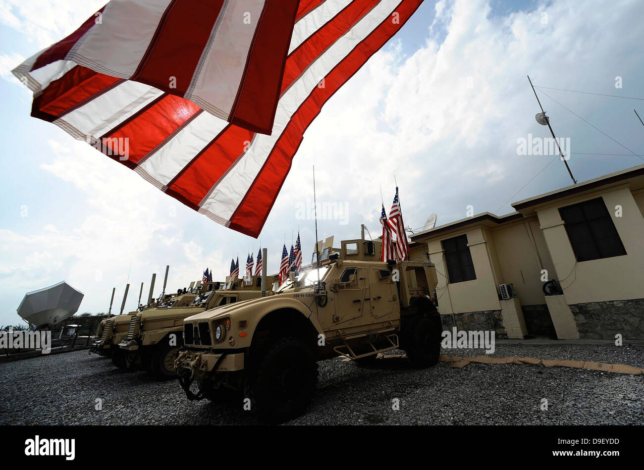 Amerikanische Flaggen werden auf taktische Fahrzeuge im Gedenken an 9/11 angezeigt. Stockfoto