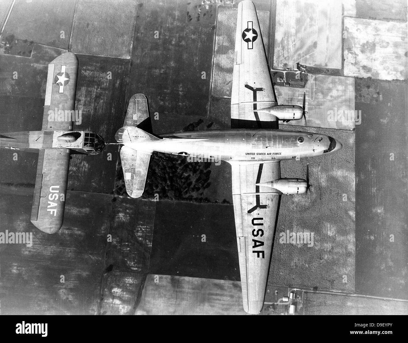 28. September 1950 - Curtiss C-46E im Flug aWaco CG-15A Segelflugzeug schleppen. Stockfoto