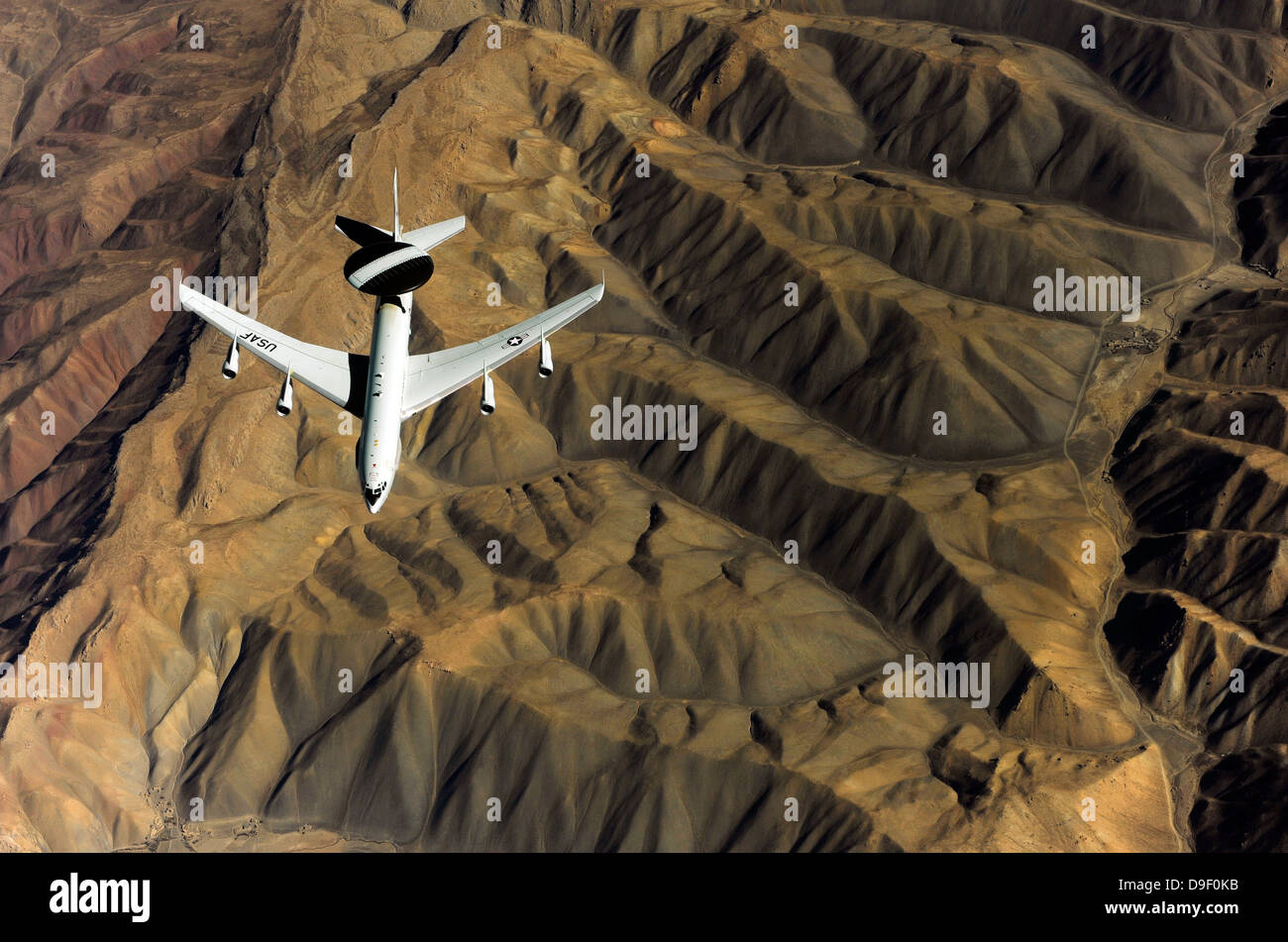 Ein Flugzeug der US Air Force e-3 Sentry über Afghanistan. Stockfoto