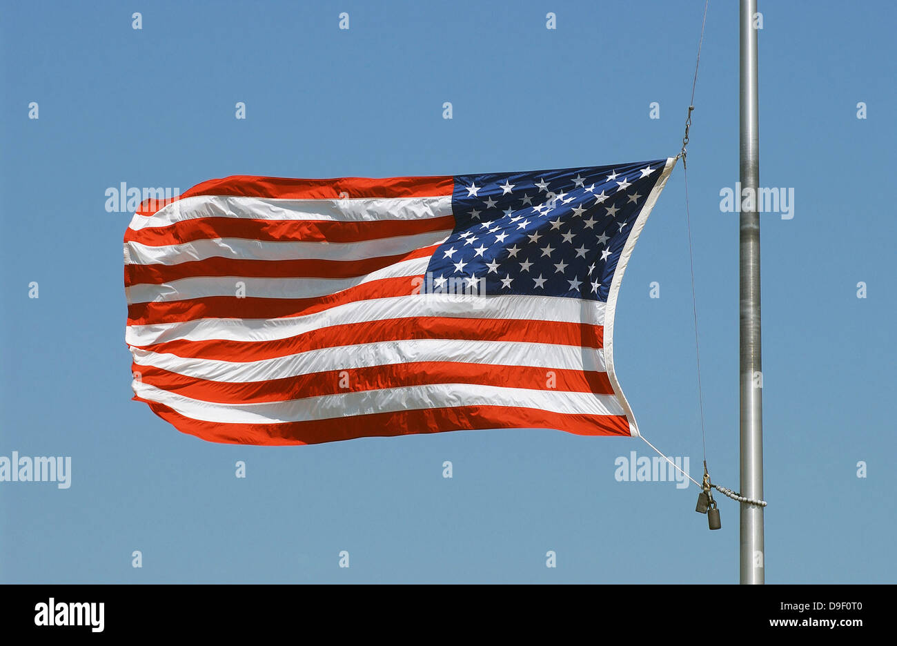 Die Wellen der amerikanischen Flagge auf Halbmast. Stockfoto