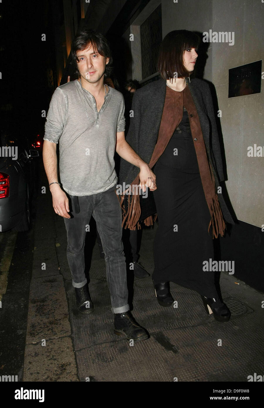 Carl Barat und Edie Langley prominente lassen The Ivy Club früher besuchte zunächst die NME Awards 2011 London, England - 24.02.11 Stockfoto