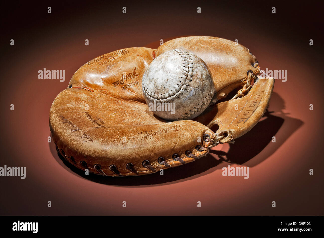 Baseball Baseball Handschuh mit Handschuh Stockfoto